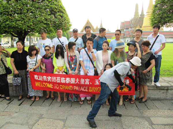 grand-palace-tourists.gif